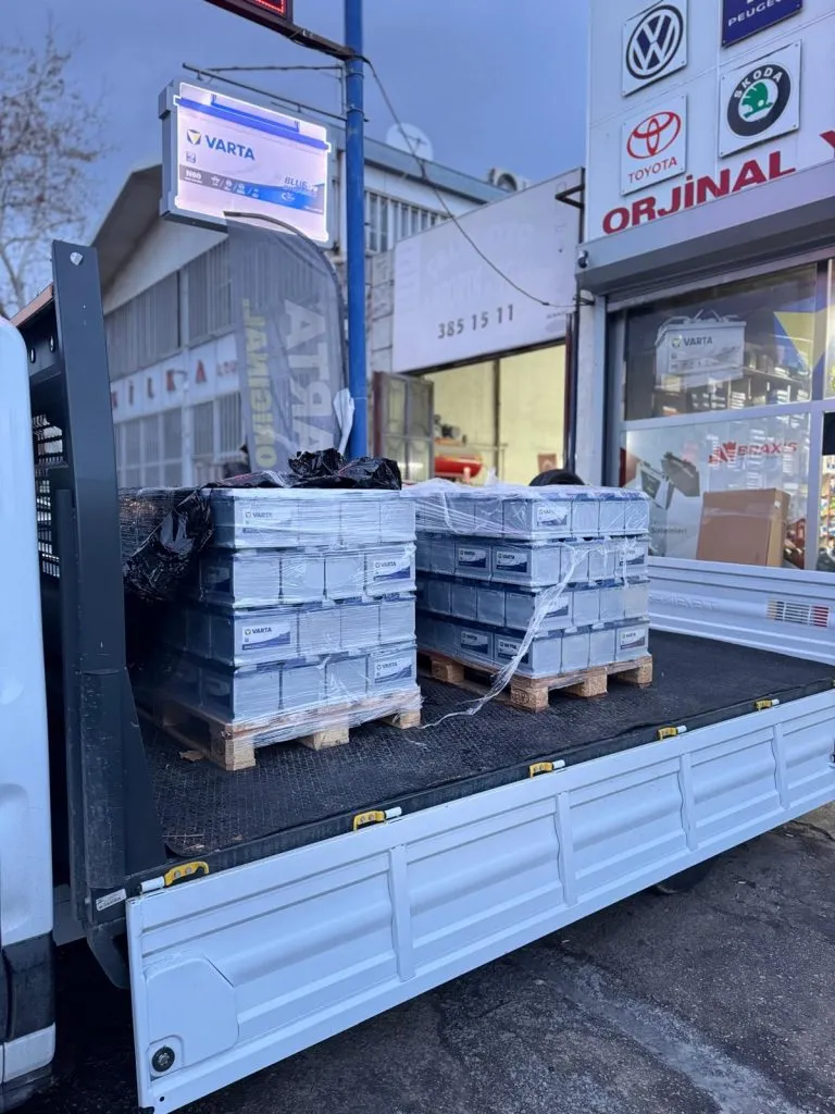 Mağaza önünde Varta paletleri